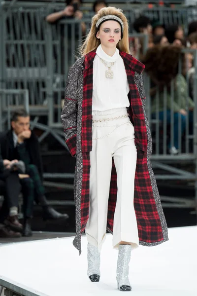 Look 18